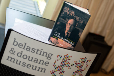 Boek uitreiking Grapperhaus