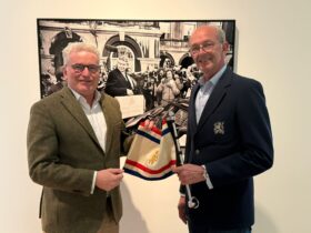 Oud chauffeur van Ministerie van Financiën schenkt vlaggen, standaards en kostuum aan het museum